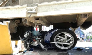 Đi giao bánh ú cho khách, cô gái trẻ bị xe bồn cuốn vào gầm tử vong