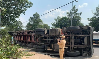 Xe container hạ gục cây xanh, lật ngang giữa đường vì tài xế ngủ gật