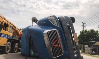 Container chở hàng chục tấn hàng ‘nằm lăn’ giữa đường khi đang lưu thông