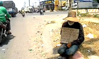 Sự thật bất ngờ về người ôm biển ‘mẹ bệnh nặng, không có tiền về quê’ 