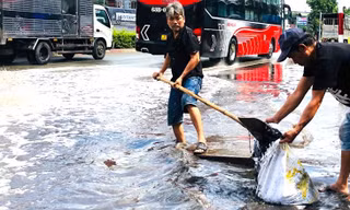 Quốc lộ 13 gần trạm thu phí Bình Dương ‘ngập như lũ về’, bốc mùi hôi tanh