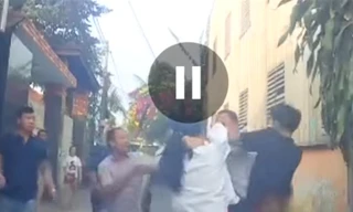 Xuất hiện clip 5 người đàn ông đánh 1 phụ nữ gây xôn xao ở Bình Dương