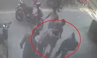 CLIP: Thanh niên bị đánh ‘hội đồng’ giữa đường sau va chạm giao thông ở Bình Dương