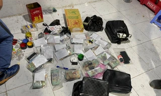 Phá sòng bạc quy mô lớn, có cảnh giới trong bãi xe container ở Bình Dương