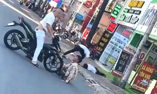 Hai thanh niên bị vây đánh dã man trên đường ở Bình Dương