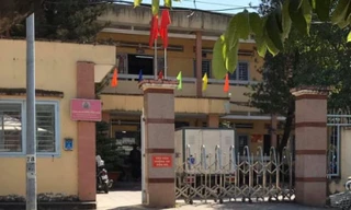 Thanh niên cởi trần xông vào trụ sở công an đâm chết người