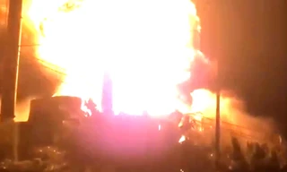 Lửa ngùn ngụt kèm nhiều tiếng nổ trong xưởng dệt ở Bình Dương