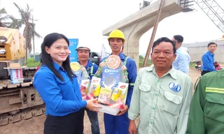 Tặng quà thanh niên công nhân và tình nguyện viên hỗ trợ hoàn thành 3.000 km cao tốc