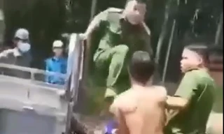 Người mặc sắc phục đấm, đá, còng tay người dân là Trưởng công an xã 