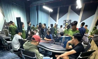 Công an bao vây CLB Poker ở Bình Dương, tạm giữ hàng chục người đánh bạc trá hình