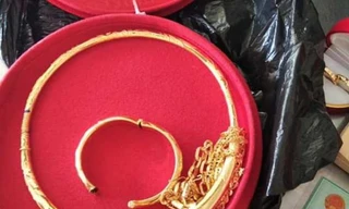 Nhặt được túi vàng, người phụ nữ nói 'không phải của mình cố lấy sẽ mất đi'