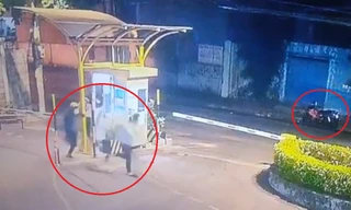 [CLIP] Hai bảo vệ chung cư bị đối tượng dùng dao tấn công