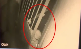 CLIP: Rùng rợn cảnh tên trộm cầm mã tấu, phá khóa vào nhà dân lúc rạng sáng