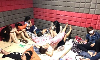 Hàng chục nam, nữ bay lắc trong phòng cách âm