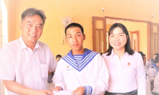 Đoàn Thanh niên Bình Dương thăm, tặng quà chiến sĩ trẻ làm nhiệm vụ ở Cam Ranh