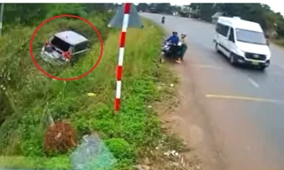 CLIP: Tránh xe máy phía trước, ô tô 7 chỗ bị xe tải húc lao xuống mương