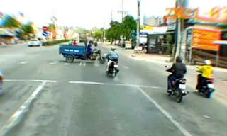 Cô gái điều khiển mô tô vượt đèn đỏ tông lật xe ba gác