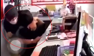 CLIP: Kinh hãi cảnh tên cướp kề dao vào cổ nhân viên cửa hàng dịch vụ viễn thông