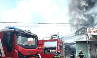 Thanh niên nghi ngáo đá dùng hung khí đâm công an rồi đốt nhà dân