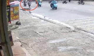 [CLIP] Đi bộ giữa đường, người đàn ông bị xe tông nằm bất động