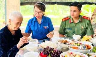 Đoàn viên thanh niên công an Bình Phước thăm mẹ Việt Nam Anh hùng