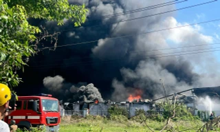 Khói lửa trùm kín nhà xưởng ở Bình Dương, hàng chục người chữa cháy