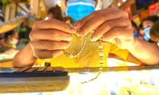 Giấu chồng đem vàng đi bán rồi báo công an bị cướp