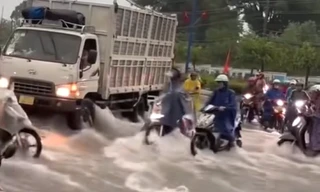 CLIP: Xe tải dùng thân cản dòng chảy như thác cứu xe máy ở Bình Dương