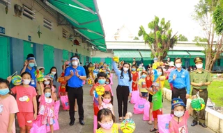 Tết Trung thu đặc biệt của thiếu nhi nơi tâm dịch Bình Dương