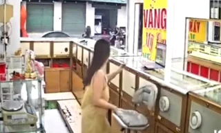 Thực hư video nữ chủ tiệm vàng bị tên cướp đột nhập khống chế