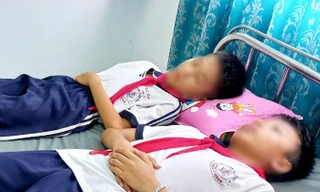 Ăn kẹo ở cổng trường, 8 học sinh nghi bị ngộ độc phải nhập viện cấp cứu
