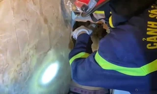 Phá tường giải cứu tên trộm bị mắc kẹt trong lối thoát hơi ở Bình Dương