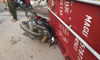 Thùng container văng khỏi xe mất lái đè chết 1 người đi đường
