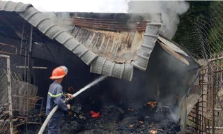 Phá tường, phun nước dập lửa cháy thiêu rụi kho vải và tiệm làm tóc