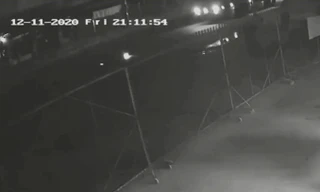 Người đi đường vô tâm quay mặt, thanh niên bị xe khách cán tử vong