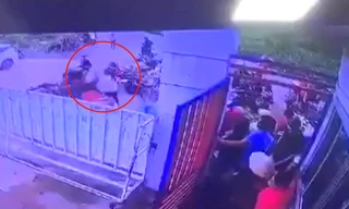 Vừa ra khỏi cổng công ty, nam công nhân bị chém dã man