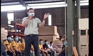 Thuyết phục công nhân ở lại chống dịch, vị giám đốc gây ‘bão mạng’