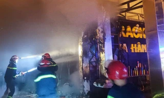 Hiện trường vụ cháy quán karaoke lúc rạng sáng ở Bình Dương