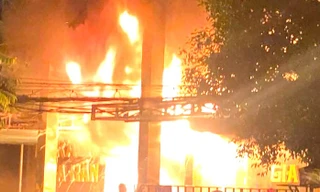 Cháy quán karaoke ở Bình Dương, khách và nhân viên tháo chạy thoát thân 