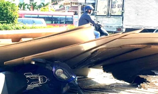 Ván ép trên xe đầu kéo lao xuống đường đè bẹp xe máy đang lưu thông 