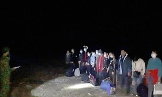 Nhóm người Trung Quốc nhập cảnh trái phép di chuyển nhiều xe từ Bắc vào Nam