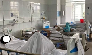 Hơn 40 công nhân nhập viện sau bữa ăn trưa ở công ty