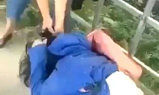 Một nữ sinh bị 10 bạn học đánh 'hội đồng'