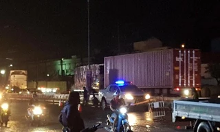 Truy tìm xe container cán chết 2 người trong đêm