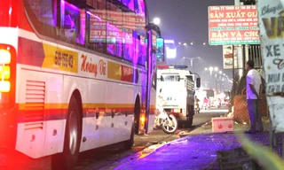 Theo chân cảnh sát dẹp loạn xe dù, bến cóc trên tuyến quốc lộ 13 qua Bình Dương