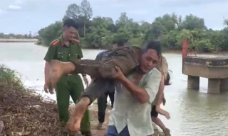 Clip: Giải cứu thiếu nữ 16 tuổi nhảy sông Đồng Nai tự tử