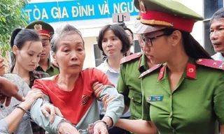 Mẹ của kẻ chủ mưu vụ giết người đúc bê tông được dìu tới tòa