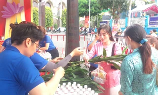 Lễ hội tại chùa trên 100 tuổi ở Bình Dương 'cái gì cũng miễn phí'