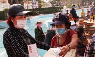 Tình người thời dịch COVID-19: ‘Lá rách ít đùm lá rách nhiều’