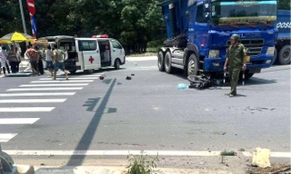 Bình Dương: Xe ben đầu kéo cuốn xe máy vào gầm, đôi nam nữ nguy kịch